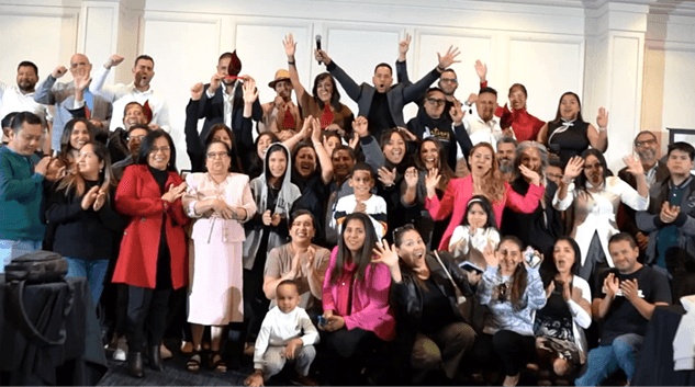 Large, diverse group of Transformando Comunidades community members celebrating together